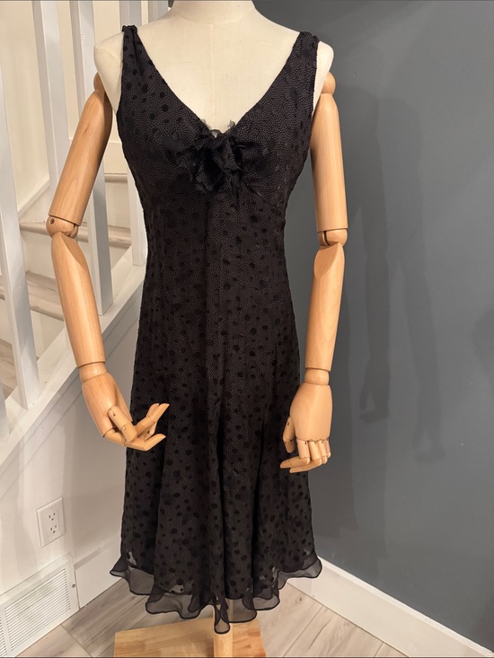 BCBGMaxAzria Dresses & Skirts - BCBG MaxAzria NEW. Black Polka Dot V-Neck Midi Dress. Size 6
